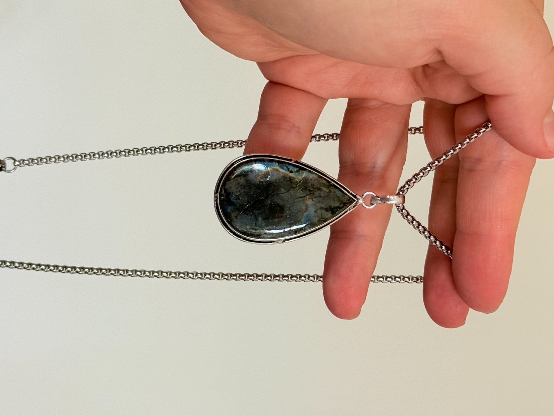 Catenine: Collier avec pendentif labradorite forme goutte – Nuovo e nell'imballaggio originale da Genève venduto da AGBERG 8