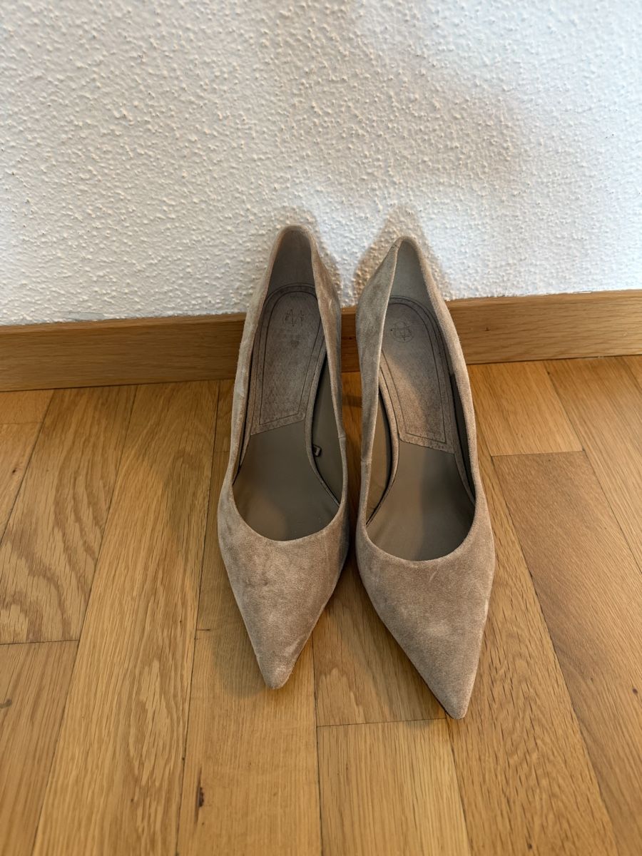 Massimo Dutti Scarpe da donna: Nude Pumps Massimo Dutti Wildleder 41 – Usato da Zug venduto da MC2CC