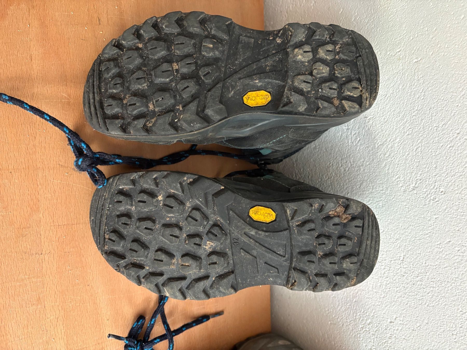 Lowa Schuhe für Jungen: 2 x Wander und 1 x Turnschuhe Grösse 32 – Gebraucht aus Richterswil von Martin01016 3