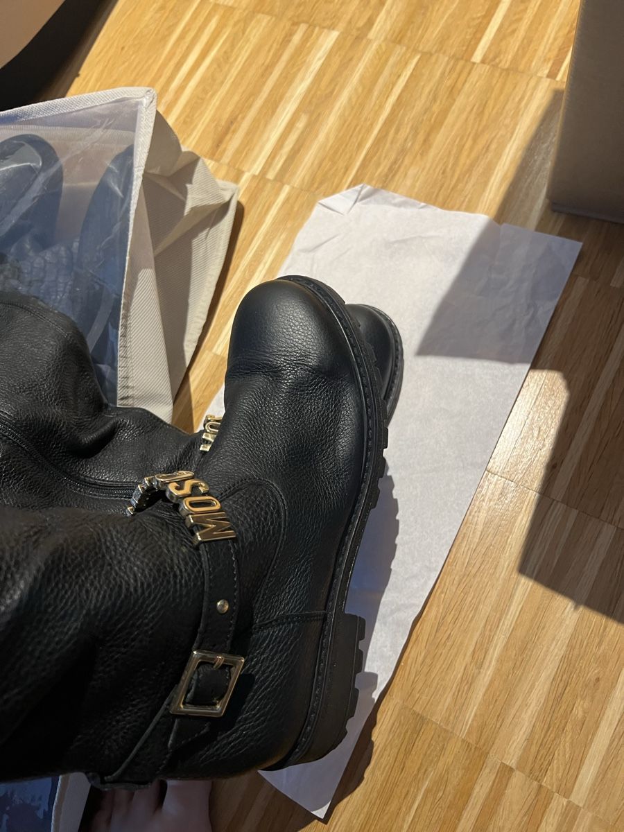 Moschino Scarpe da donna: Moschino Black Leather  Boots, EU 38, Like New – Usato da Aarau venduto da mic_5bxt 3