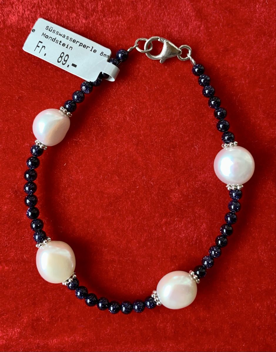 Armbänder & -reifen: Wunderschöne Armband mit Perlen und Mondstein – Neu und originalverpackt aus Herisau von Ciaoschein