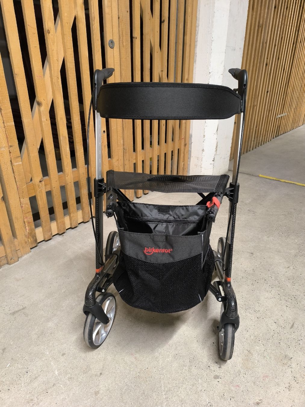 Aides à la marche: Rollator aus Carbon Athlon SL birkenrot – D'occasion à Allschwil par BezoBezo 2
