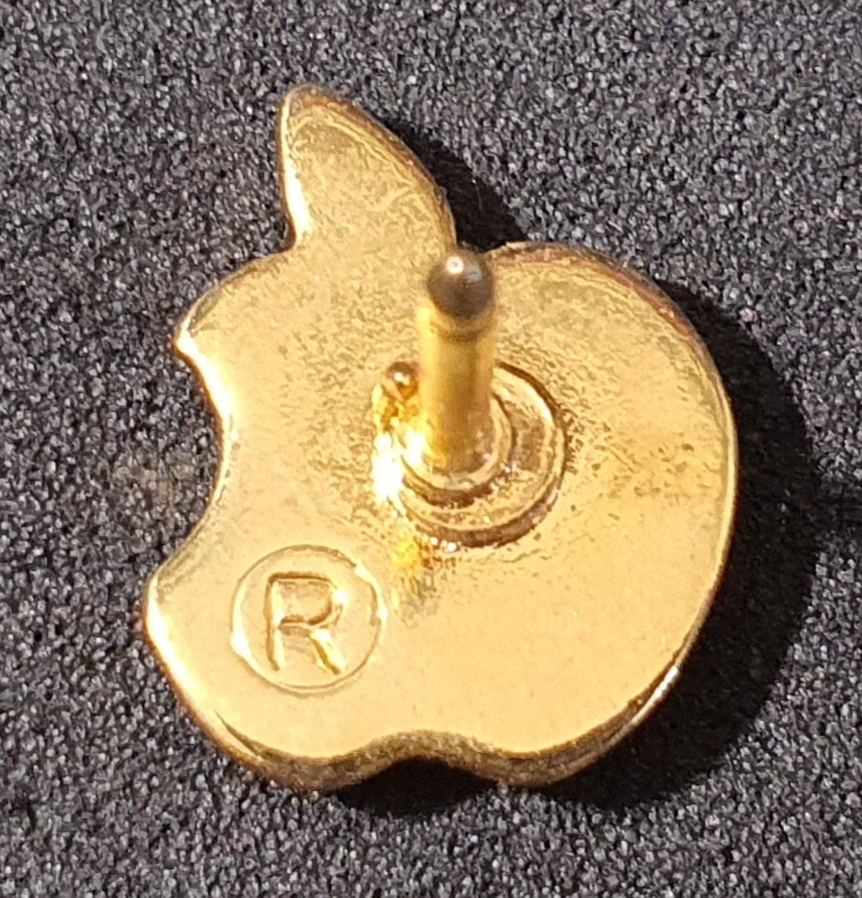 Placchette & Badge: CC943 - Pin Apple Apfel / Alter Original Pin – Usato da Reinach BL venduto da Boston-Verkauf 1