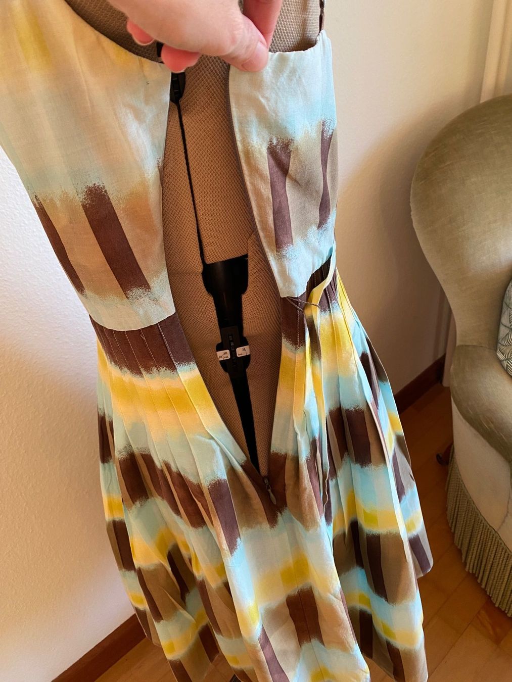 Vestiti: Robe d'été BCBGMAXAZRIA taille 36-38 – Usato da Basel venduto da Maria-Alexa 4