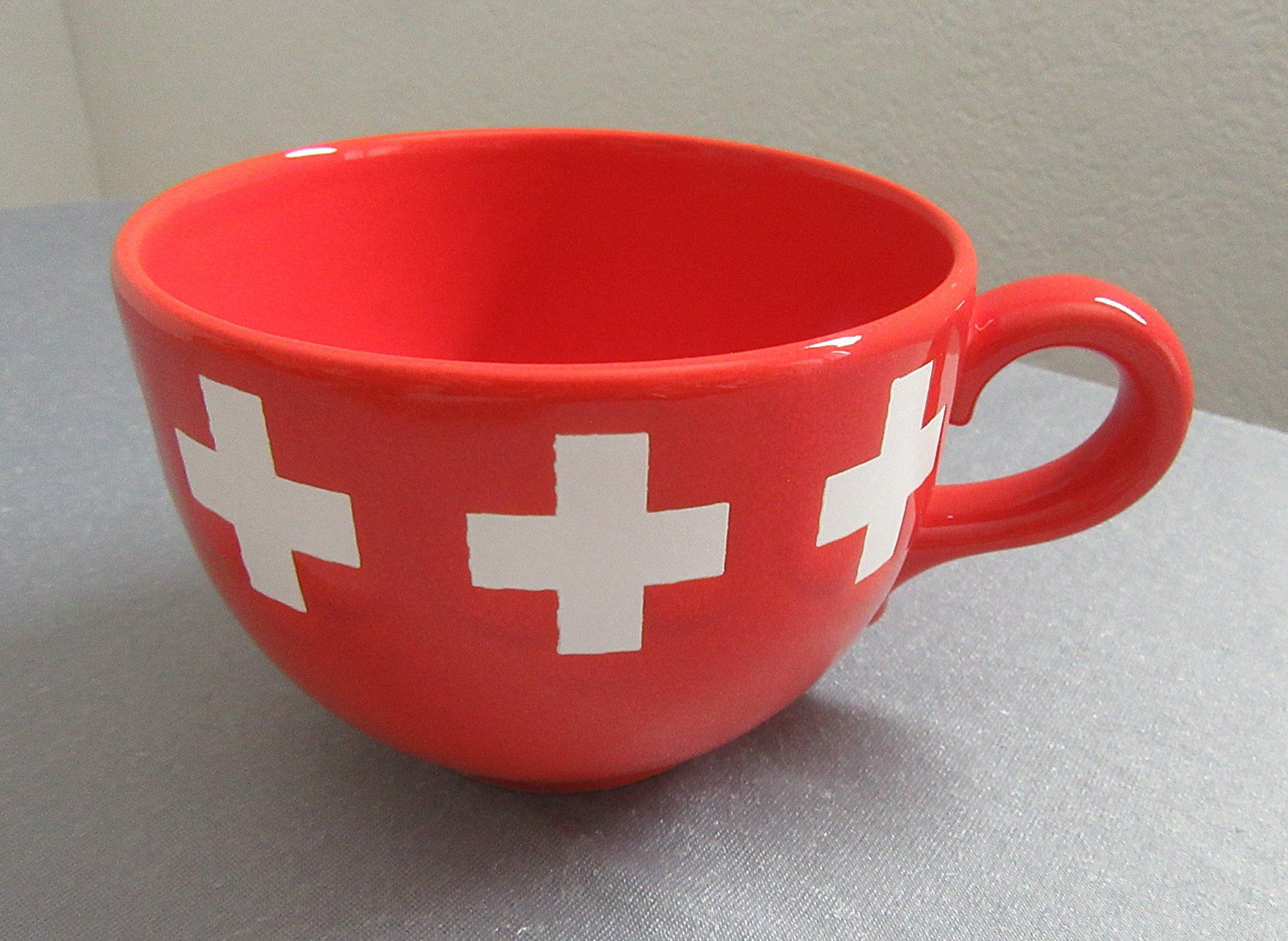 Tazze: rote Tasse mit Schweizerkreuz - Waechtersbach Germany – Usato da Auenstein venduto da Padabimbim