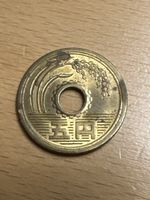 Japan 5 Yen Münze gelocht Messing gebrauchter Zustand