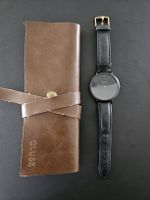 Schwarze CLUSE Uhr mit braunem Lederetui. 