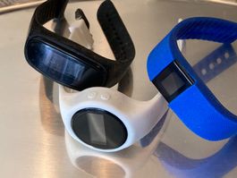Montres connectées 3 pièces différentes couleurs bon état