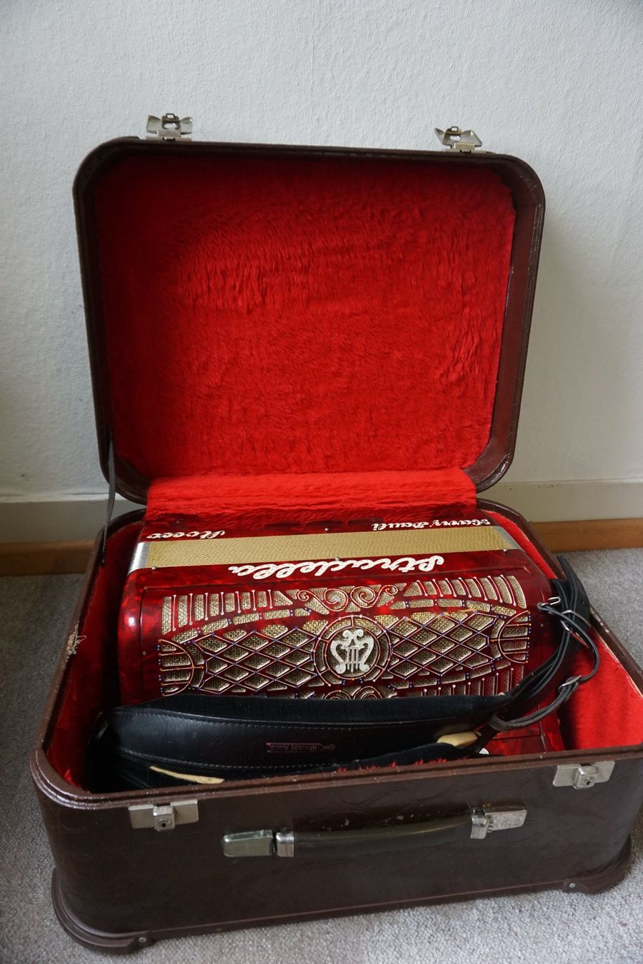 Musikinstrumente: Akkordeon "Stradella" rot mit Koffer, chromatisch – Gebraucht aus Winden von EmilNeu 1