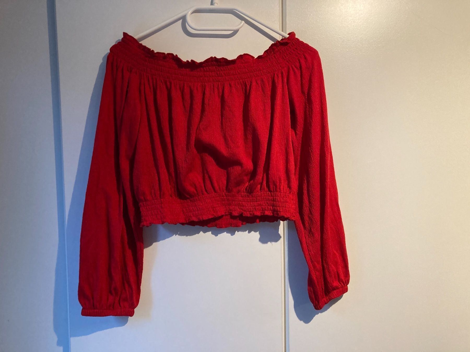 Top: Schulterfreies, rotes Langarm Top Gr. M – Usato da Thun venduto da Vans_98 1