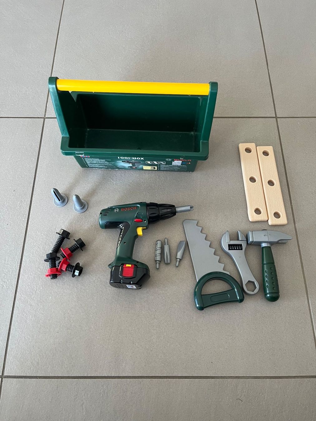 Spielzeuge: ⭐ Kinder-Werkzeugbox "Bosch" mit Bauhelm – Gebraucht aus Erlinsbach von Voellmy1 1