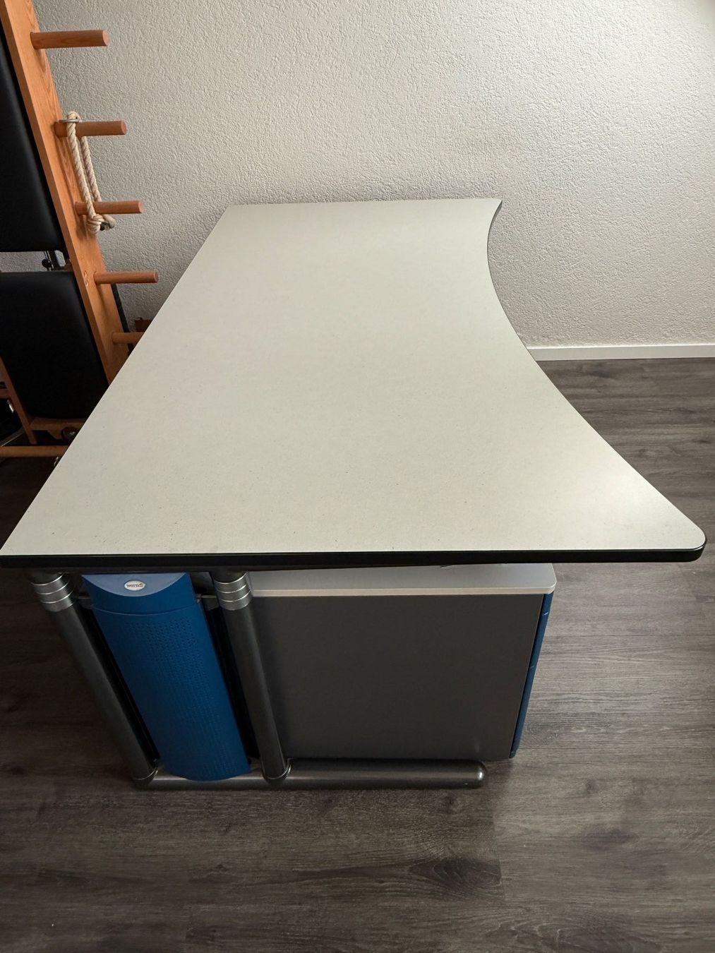 Scrivanie: Schreibtisch / Bürotisch mit Korpus – Usato da Ebmatingen venduto da hedi 2