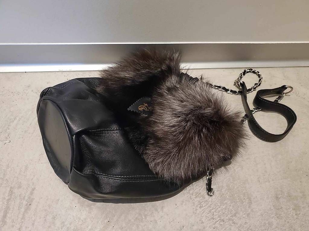 Borse da donna: Sac à main en cuir & fourrure – Usato da Chancy venduto da Sooeg_01 3