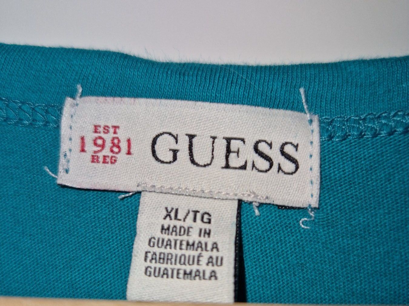 Guess T-shirt: Guess Shirt mit goldener Schrift – Nuovo (secondo la descrizione) da Baar venduto da maidli 2