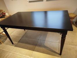 Schwarzer ausziehbarer Tisch