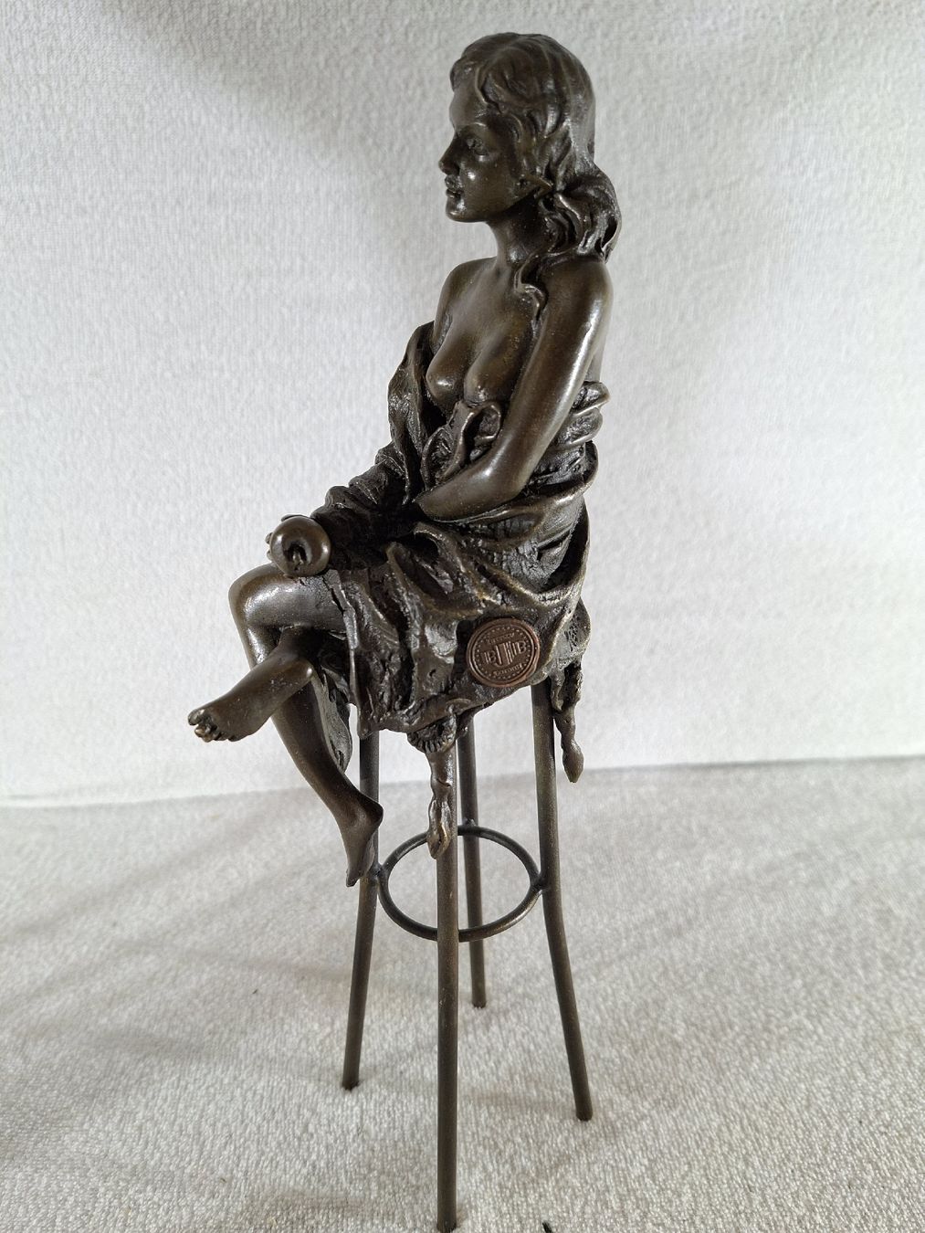 Sculture & Statue: Bronze  Dame auf Stuhl ein Apfel in der Hand – Usato da Grindelwald venduto da carro5 4