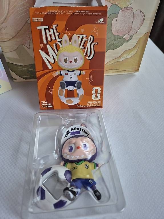 Pop Mart Statuette: Pop Mart Labubu Fifa Flaschenöffner Magnet – Nuovo (secondo la descrizione) da Wetzikon ZH venduto da anci06