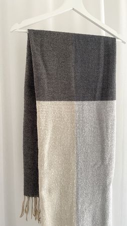 Schöner Winterschal, grau/beige gestreift