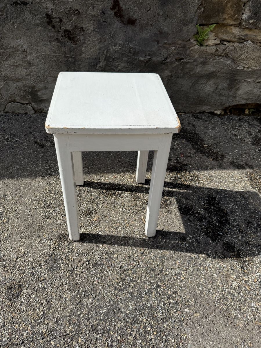 Tabourets: Petit tabouret blanc bois état usagé – D'occasion à la Chaux-de-Fonds par Ssuissse.ch 1