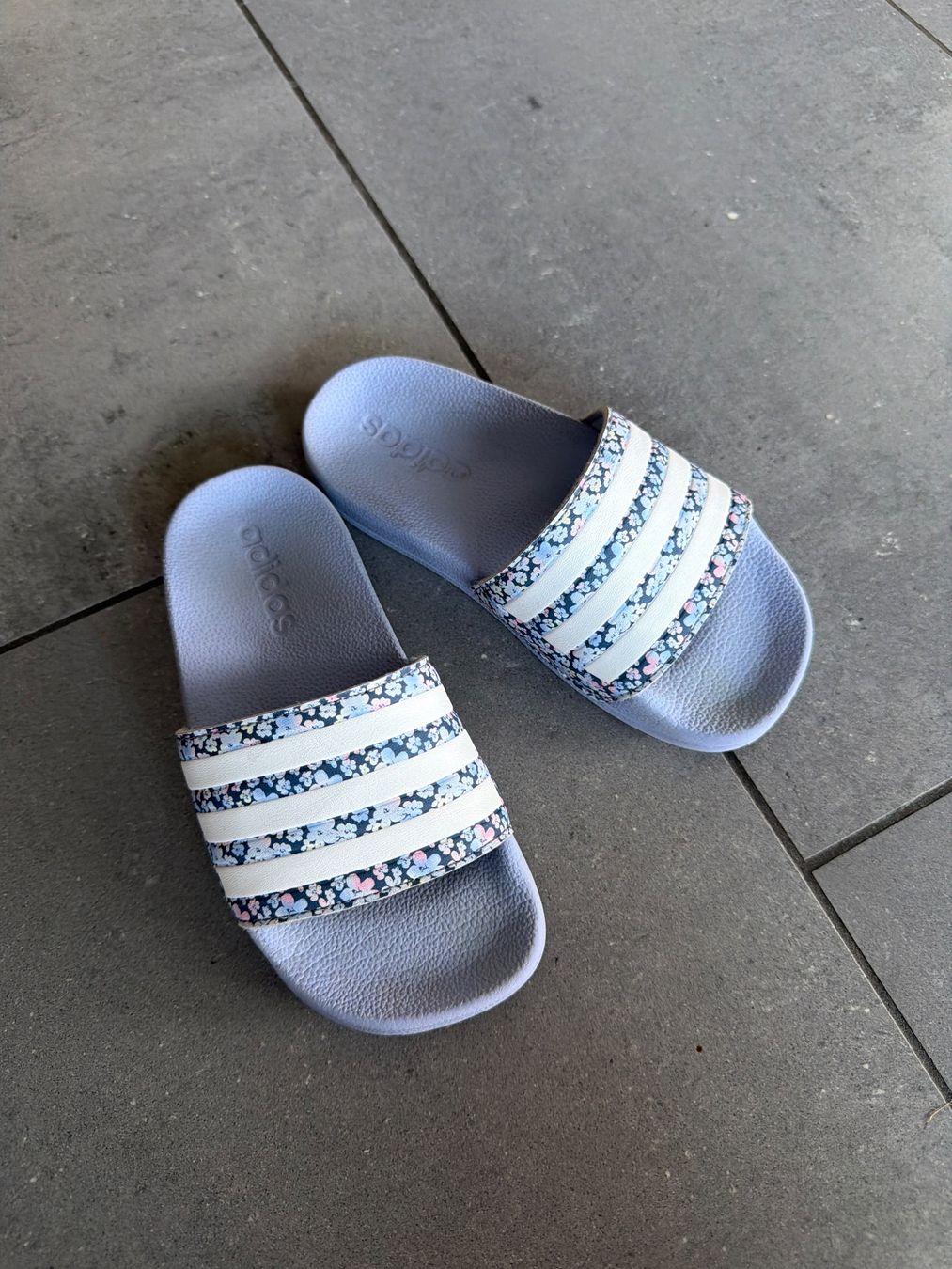 Adidas Schuhe für Mädchen: Adiletten von Adidas – Gebraucht aus Steffisburg von elle013