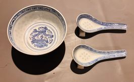 Elegant Asian Noodle Bowl Set with Spoons, Like New!