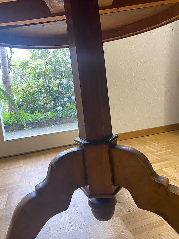 Tables: Wunderschöner runder Holztisch aus Nussbaum – D'occasion à Spiez par zuckerbaeckerin78 3