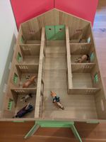 Grosser Stall aus Holz mit Schleich-Pferden