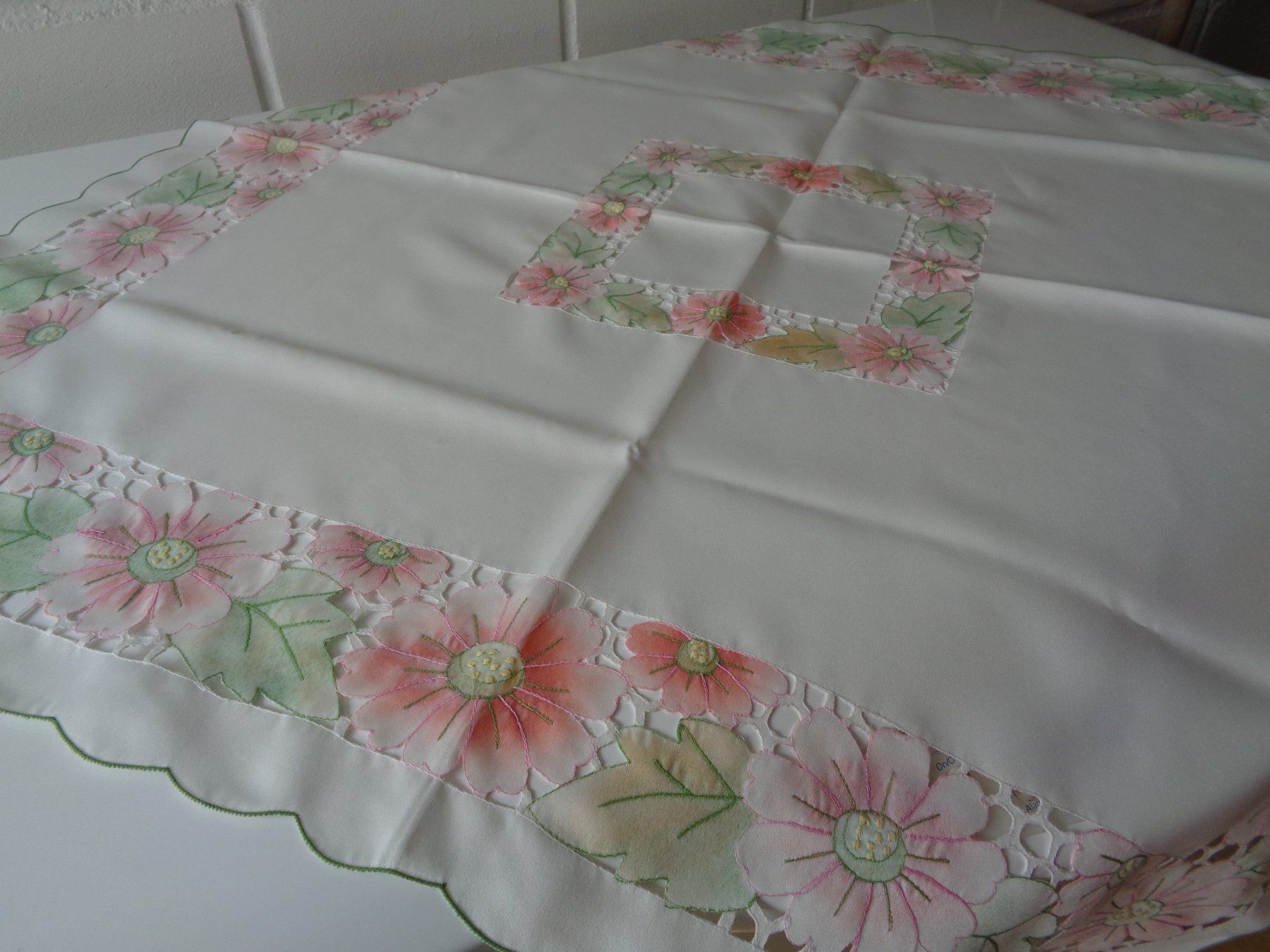 Sonstige Tischwäsche: Tischdecke Mitteldecke Blumen, durchbrochen, 85 x 85 cm – Gebraucht aus Wiesendangen von Gullfoss 3