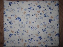 Baumwollstoff weiss mit blau/beigen Schmetterlingen