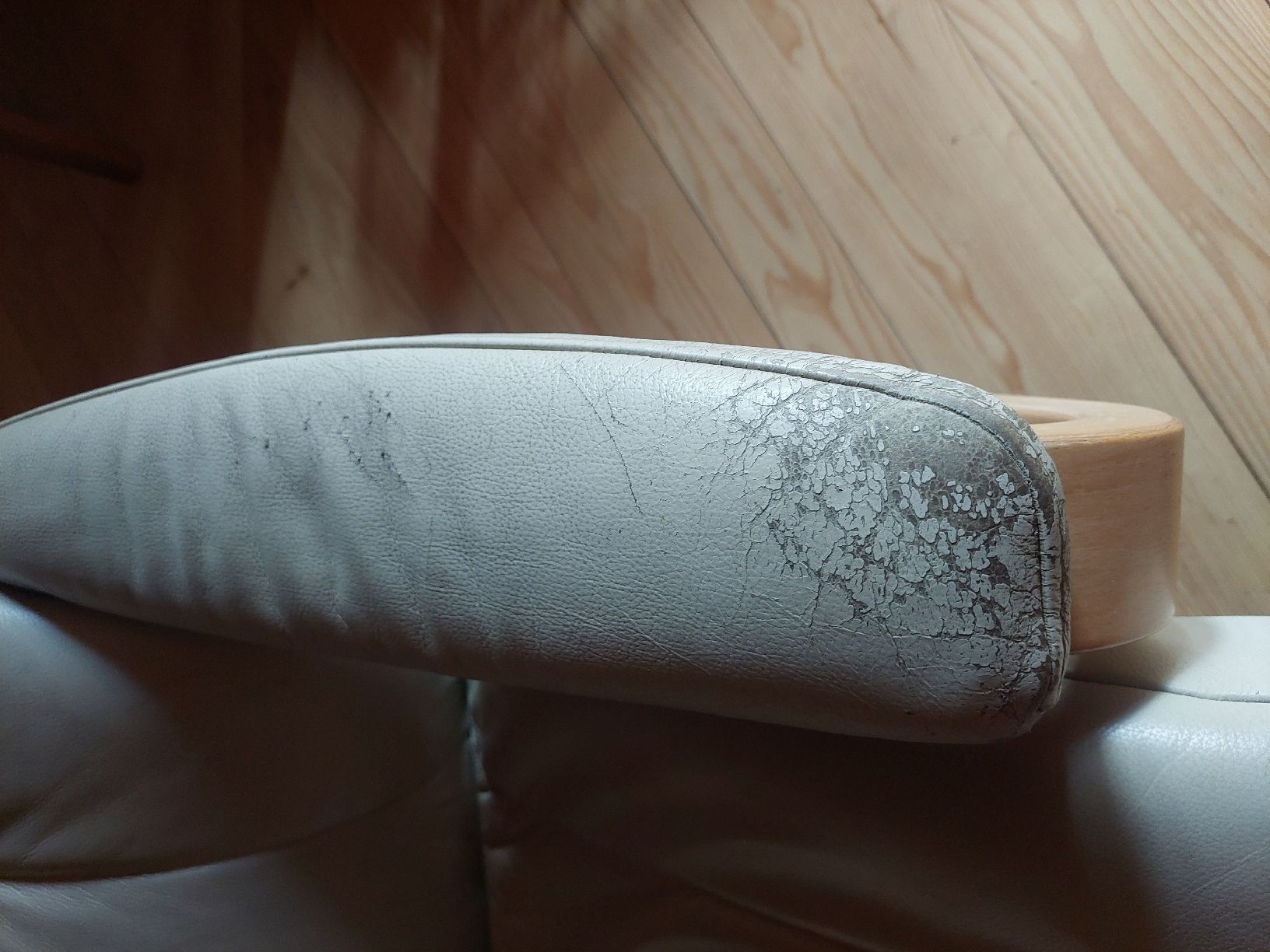Himolla Poltrone: Sessel mit Hocker Leder beige abgenutzt Zustand – Usato da Stallikon venduto da Chacana 4