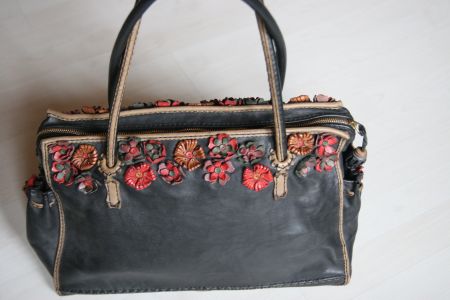 CONK Leder Handtasche mit Blumenapplikationen, neuwertig