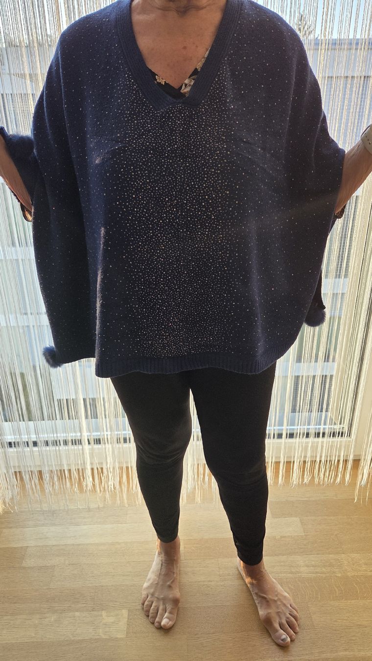 Altro in Moda donna: Dunkelblaue Strick-Poncho mit Pompoms – Nuovo (secondo la descrizione) da Zürich venduto da mis_2kxn