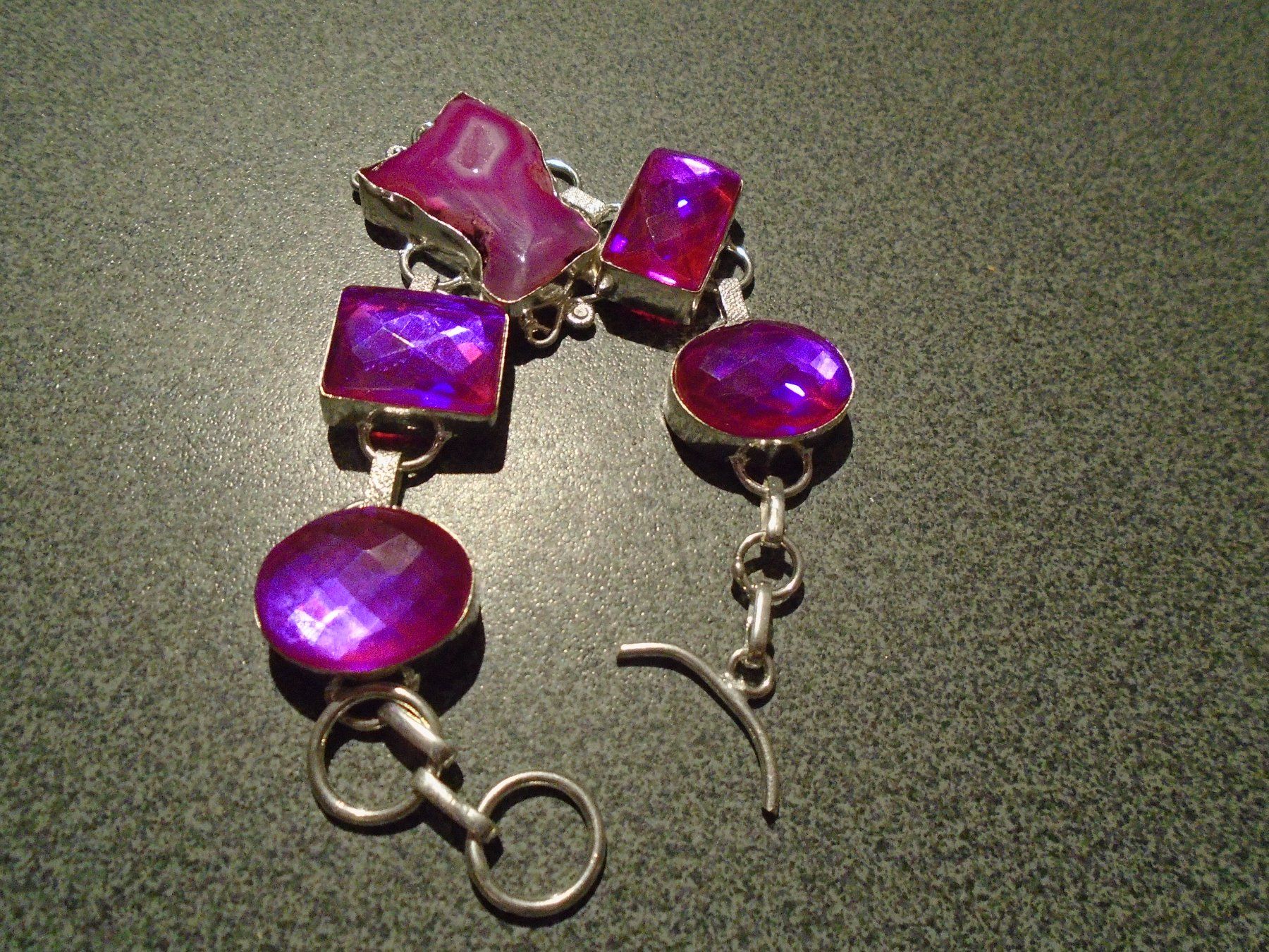 Armbänder & -reifen: Armband silberfarbig, Steine pink glitzernd – Neu und originalverpackt aus Zürich von abraxas1291