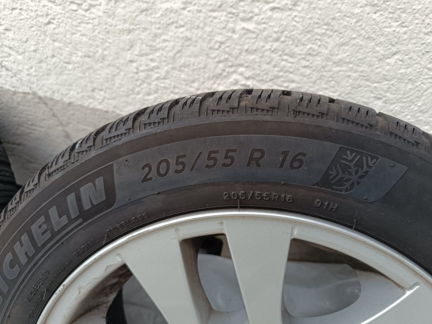 BMW Pneumatici & Ruote complete: 4x BMW 3er E90 E91 E92 16" Alufelgen mit Winterreifen – Usato da Zürich venduto da Speedboat 2