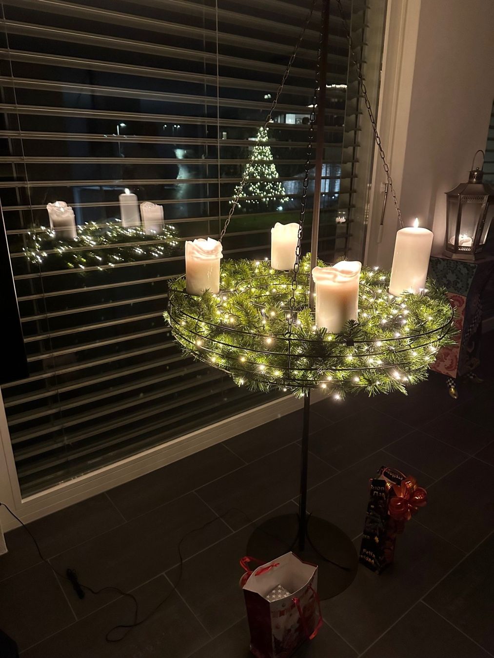 Kerzenständer: Großer Adventskranzständer mit schwebendem Korb und Deko – Gebraucht aus Eschlikon TG von Modos 3