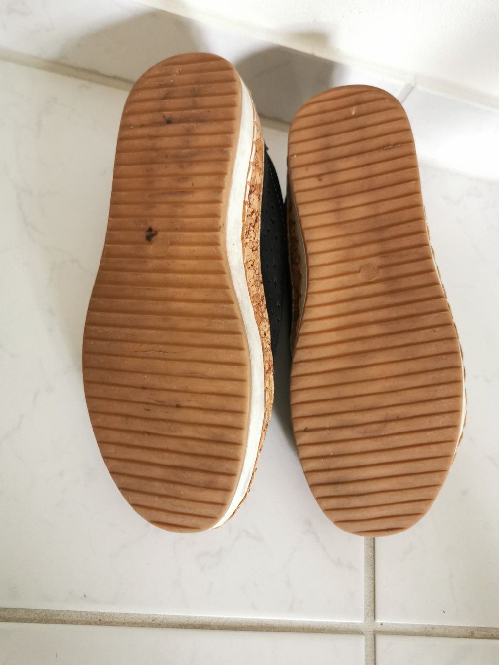 Chaussures femmes: Leichte elegante Sneakers Gr. 37 – D'occasion à Stäfa par basidis 5