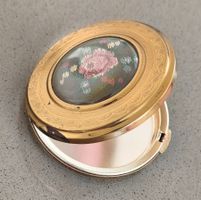 Vintage Puderdose mit Satin-Stickerei u. Celluloid-Schutz