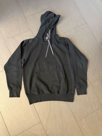 Schwarzer Kapuzenpullover Grösse M