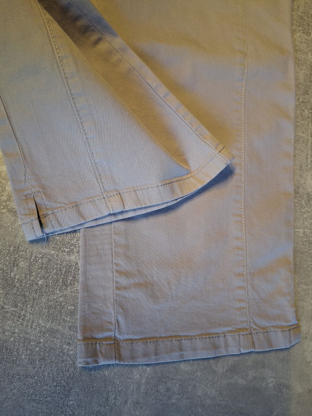 C&A Pantaloni: Pantalon gris clair 98% coton taille 44 marque C&A – Usato da Villiers venduto da san_jn5w 1
