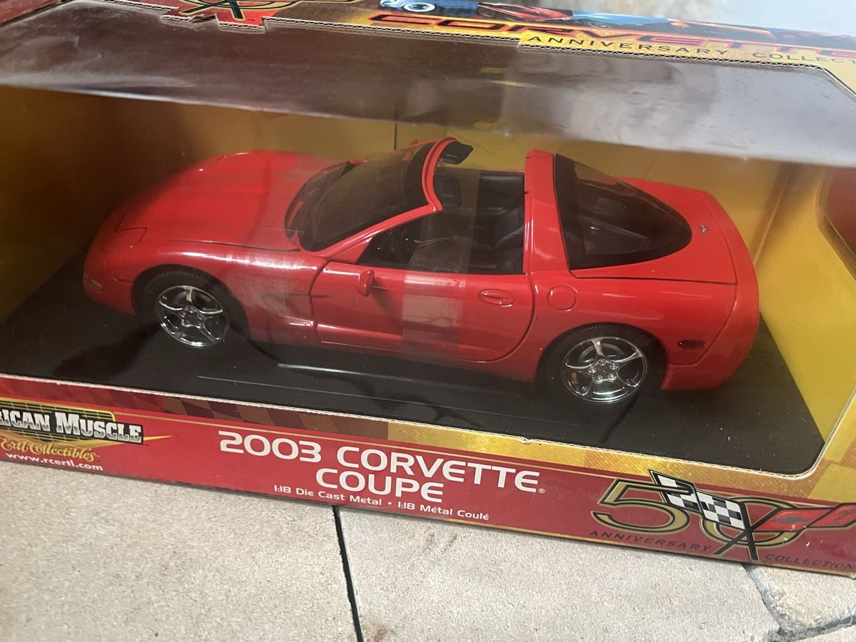 Chevrolet Modellautos: Corvette 2003 Coupe 50th Anniversary Modellauto rot 1:18 – Neu und originalverpackt aus Basel von bellespirit 1