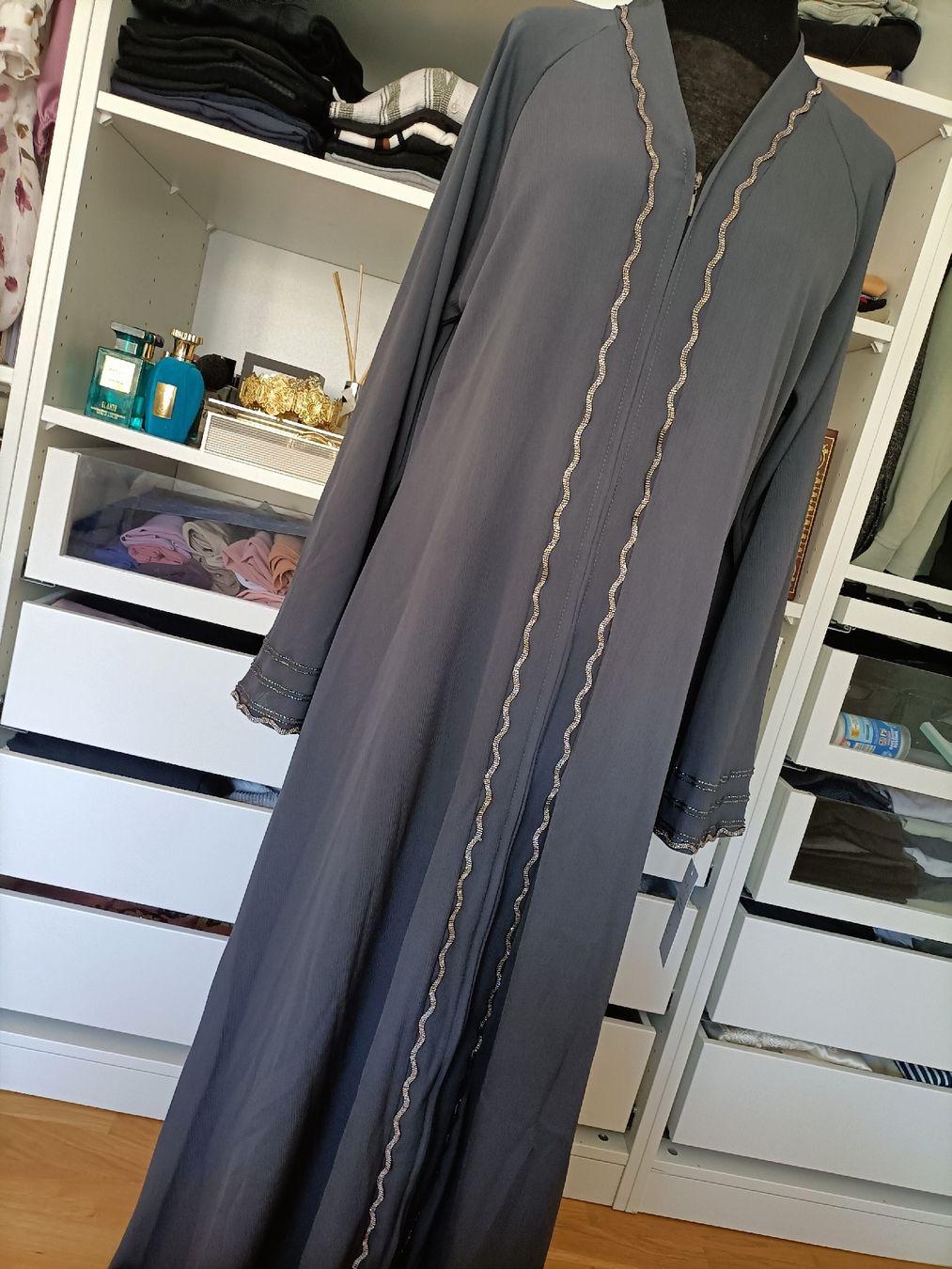 Vestiti: Abaya élégante grise avec broderie – Nuovo e nell'imballaggio originale da La Chaux-de-Fonds venduto da Luxary.25cachmirepro 2