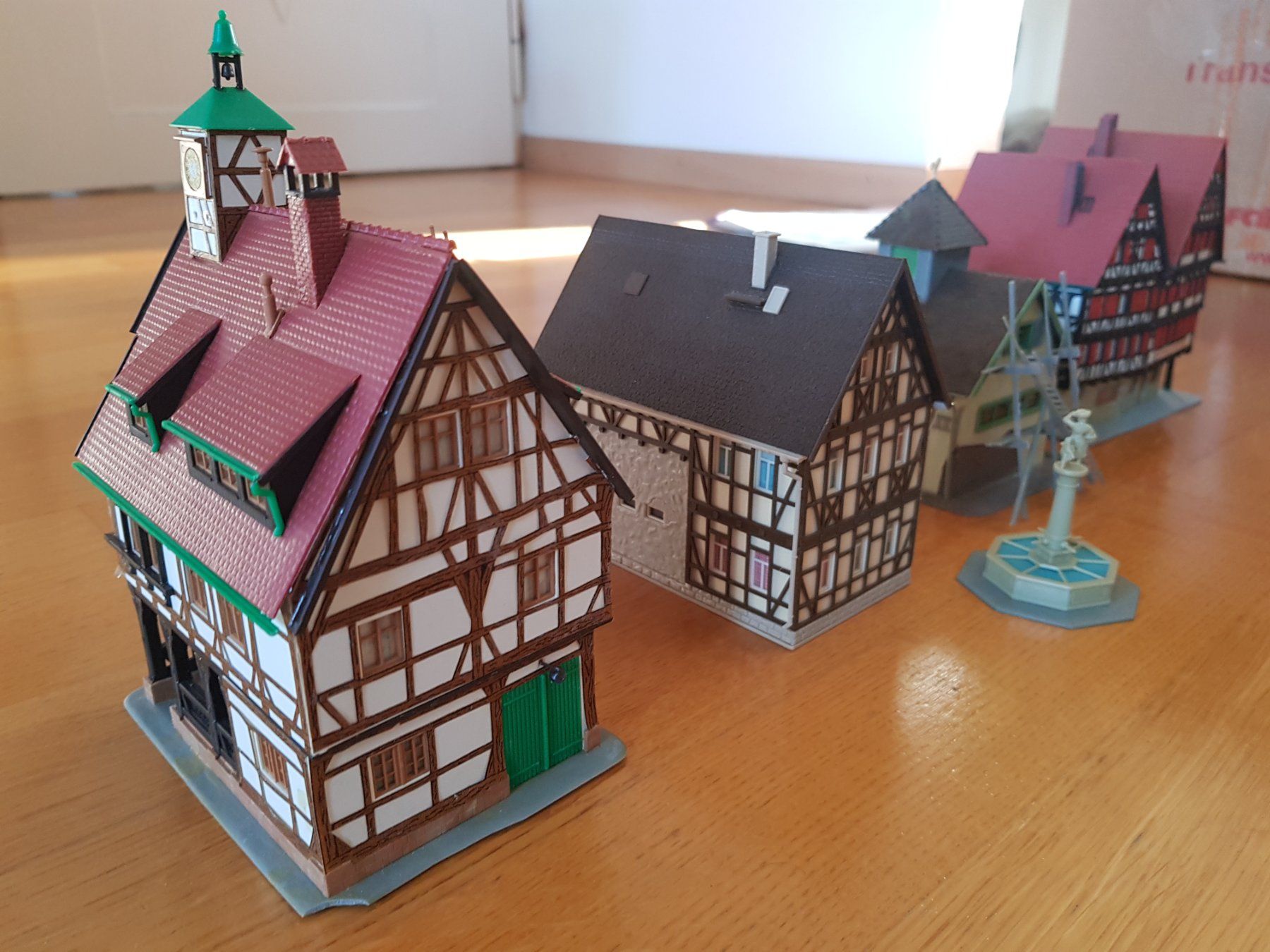 Kibri Modelleisenbahnen: Konvolut H0 Stadthäuser mit brunnen – Gebraucht aus Thalwil von SebastianH01 5