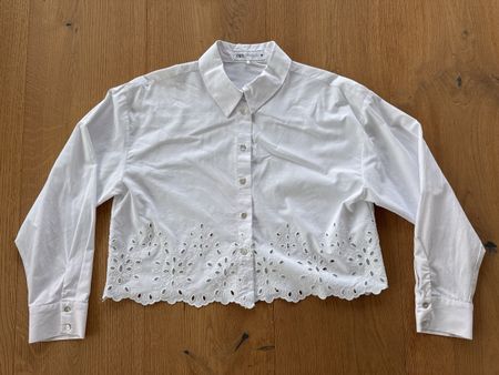 Zara Popelin-Kurzbluse mit Loch-Stickerei in weiss Gr. M