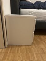 Weisses Nachtkästchen mit 2 Schubladen