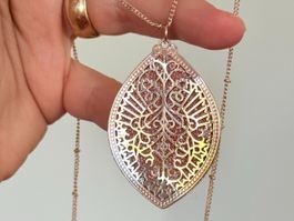Collier fantaisie  avec pendentif ajouré