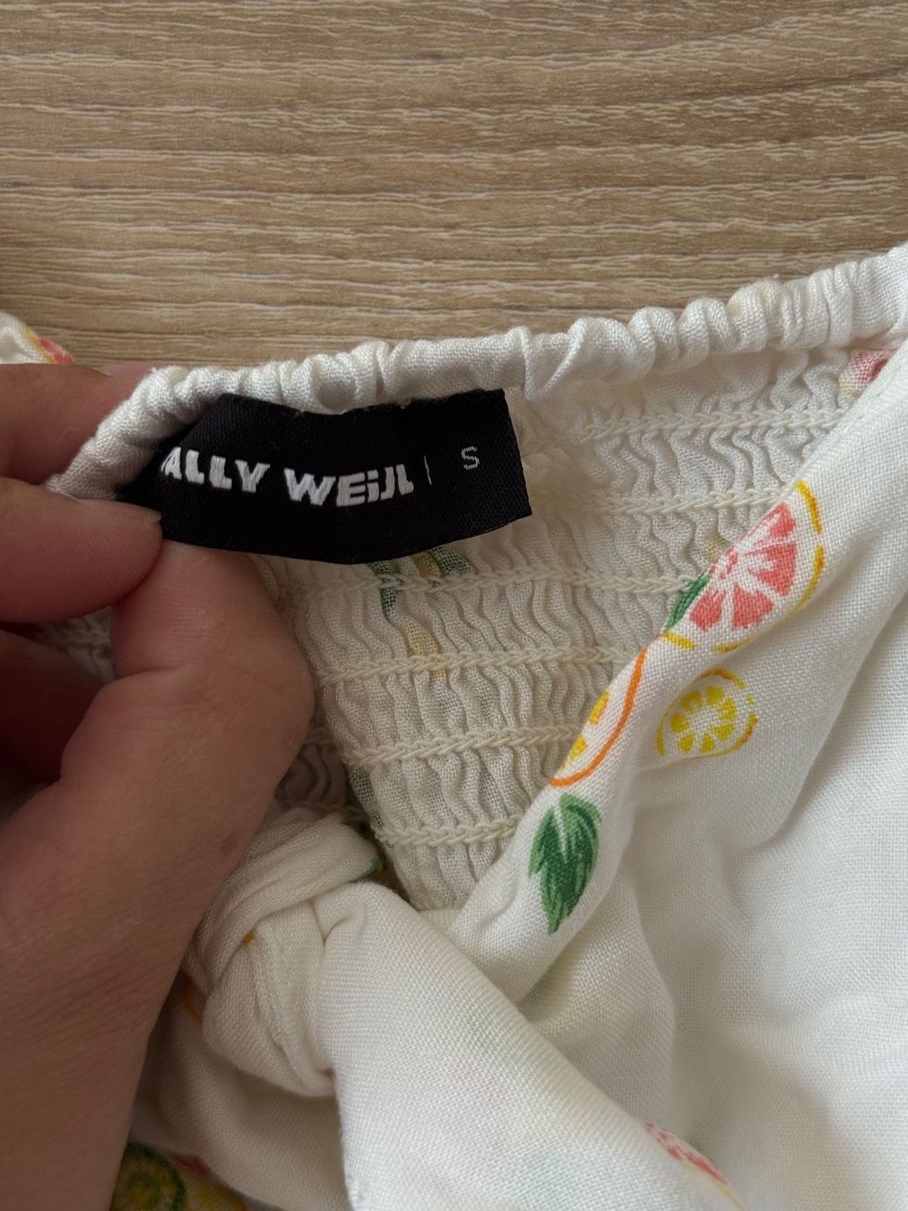 Top: Top blanc motif – Usato da Montreux venduto da Izapechee 1