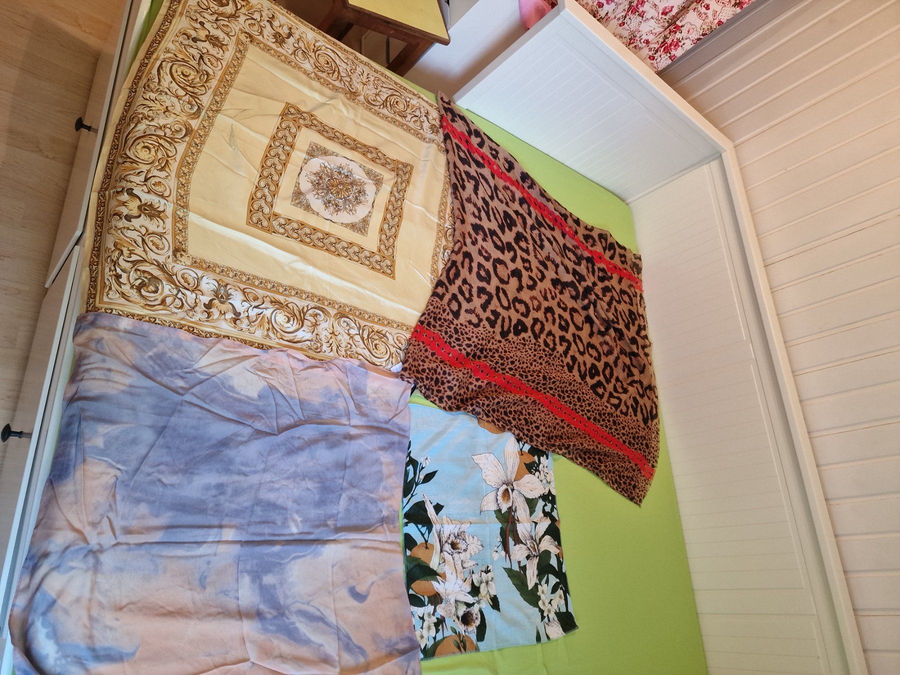 Foulard & Sciarpe: Diverse Schal / Tücher – Usato da Winterthur venduto da Winti1993 6