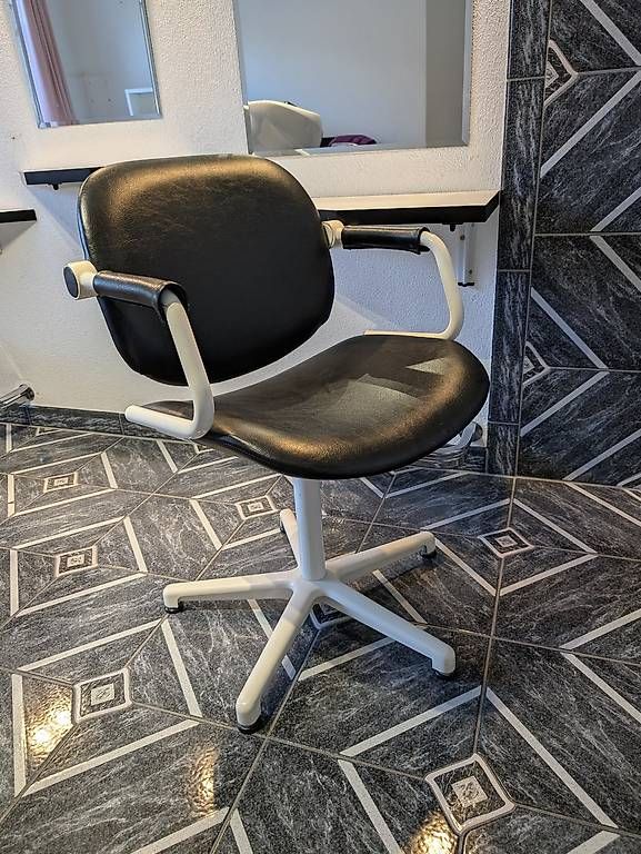 Lettini & sedie per cosmetici: Coiffeur Ausstattung  – Usato da Mels venduto da key510 1