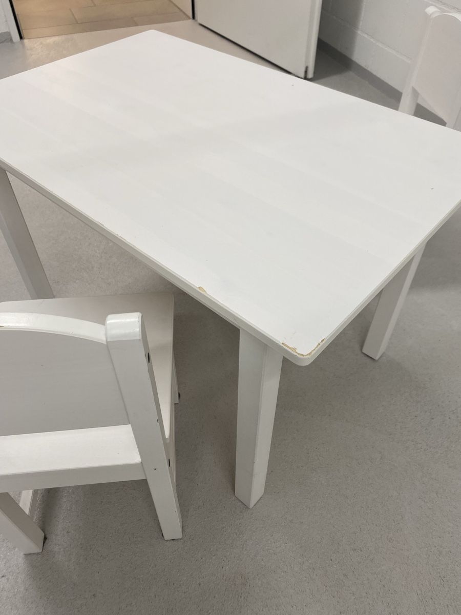 Ikea Set di tavolo e panche: Kindertisch Sundvik Ikea weiss mit 2 Stühlen – Usato da Zollikofen venduto da nilsa 2