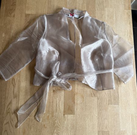 Passendes Designer-Jäckli von Sonia Peña zum eleganten Kleid